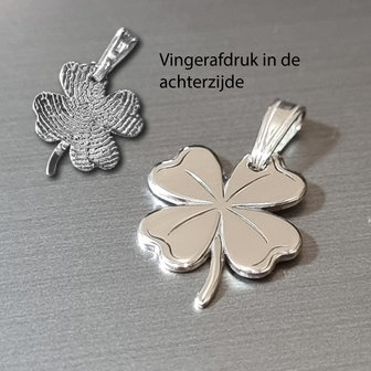 zilveren klavertje vier met vingerafdruk