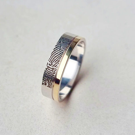 zilveren ring met goud en vingerafdruk